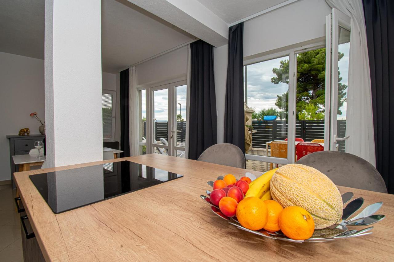 Beachfront Apartments Gabine Каштела Экстерьер фото