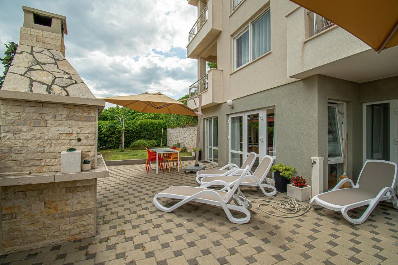 Beachfront Apartments Gabine Каштела Экстерьер фото