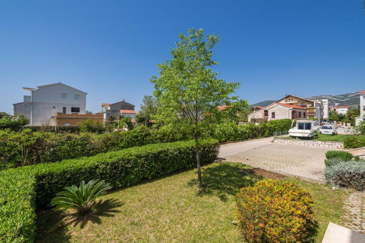 Beachfront Apartments Gabine Каштела Экстерьер фото